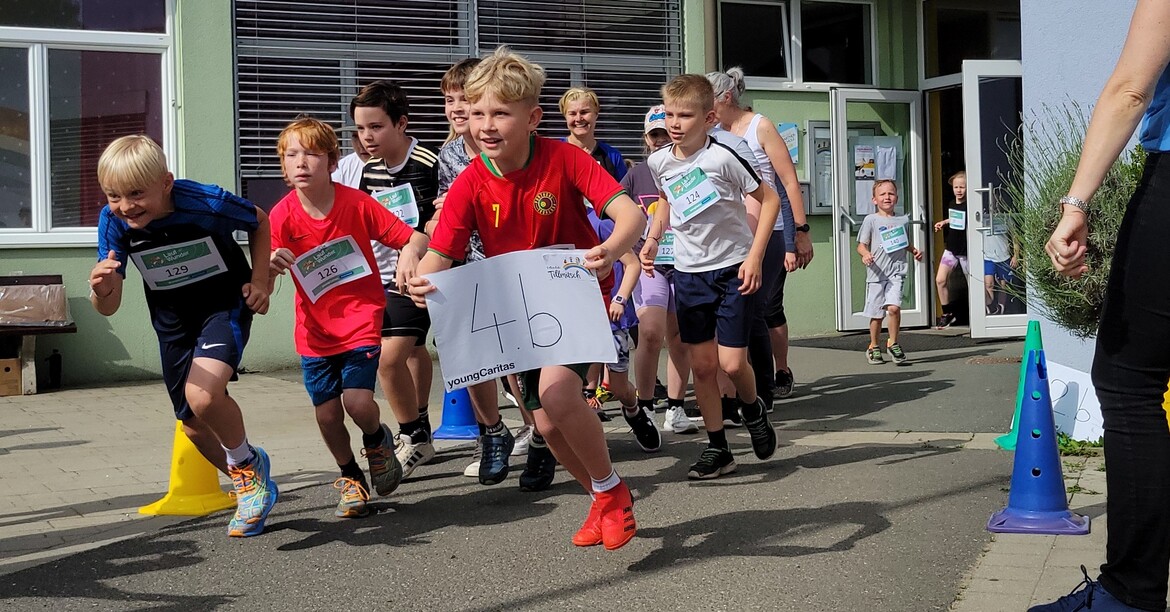 Die Volkschüler*innen und Kindergartenkinder in Tillmitsch liefen beim youngCaritas LaufWunder insgesamt 623 Kilometer, um Spenden für Kinder in Burundi zu sammeln. © Volksschule Tillmitsch Die Volkschüler*innen und Kindergartenkinder in Tillmitsch liefen beim youngCaritas LaufWunder insgesamt 623 Kilometer, um Spenden für Kinder in Burundi zu sammeln.