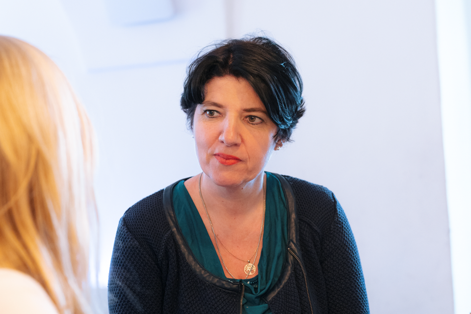 Ines erhält bei einer Beratung durch die Beratungsstellen zur Existenzsicherung Hilfe in finanzieller Not