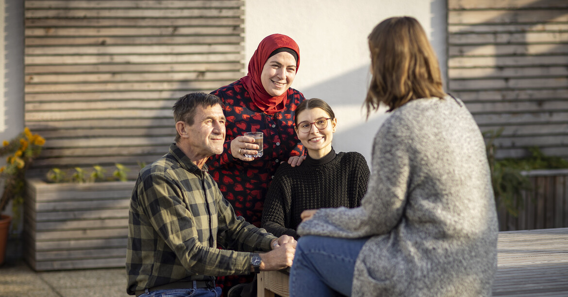 © Harald Eisenberger Vier Klient*innen der Caritas Steiermark unterhalten sich