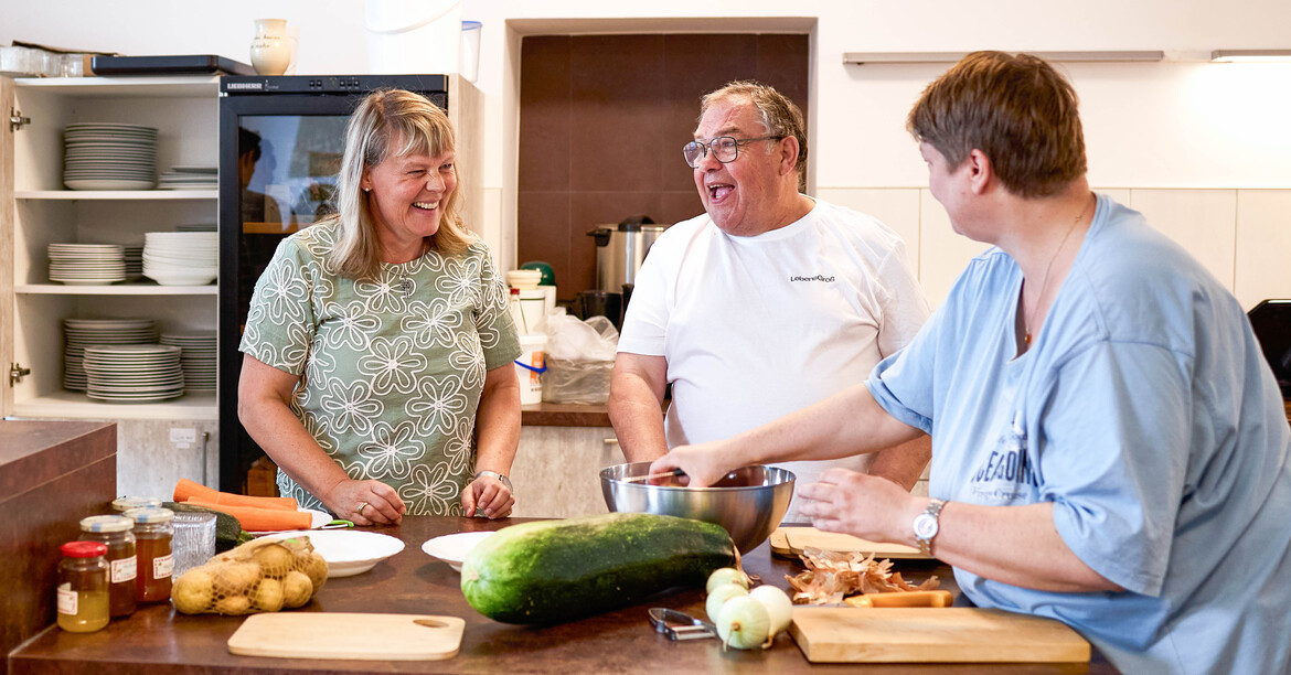 Bei der Solisuppe kocht eine Caritas Regionalkoordinatorin mit Menschen mit Beeinträchtigung