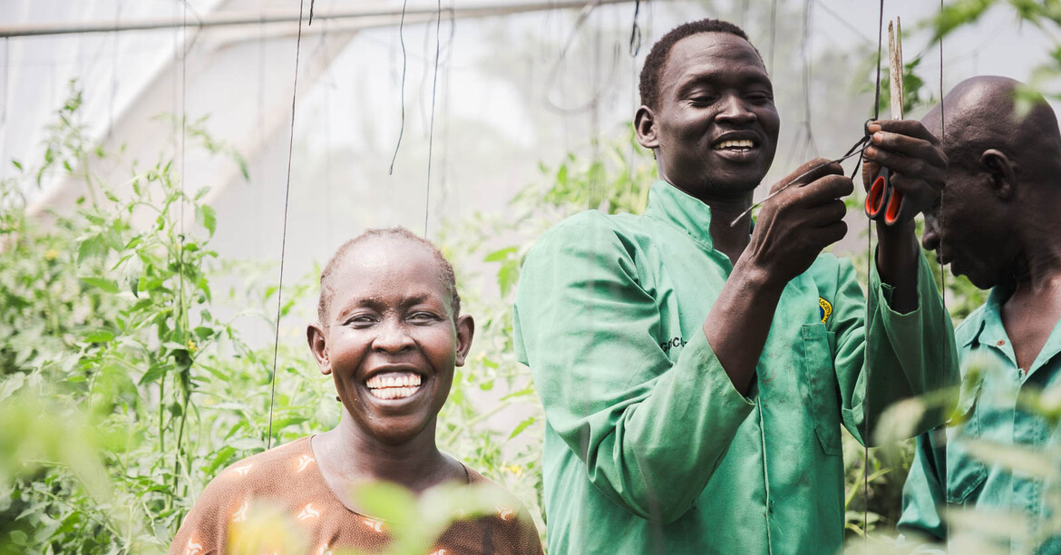 Die Caritas bietet einer Frau im Südsudan eine Ausbildung auf der Trainingsfarm