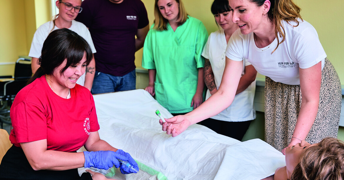 Die Schüler*innen des Bildungszentrum Nord üben die Arbeit an Patient*innen für ihre
zukünftigen Jobs in Pflegeberufen. © Lisa-Marie Reiter Die Schüler*innen des Bildungszentrum Nord üben die Arbeit an Patient*innen für ihre zukünftigen Jobs in Pflegeberufen.
