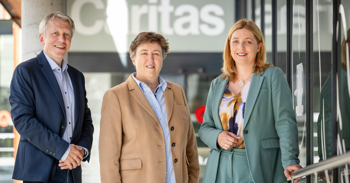 Ein Portrait vom Direktorium der Caritas Steiermark vor der Caritaszentrale