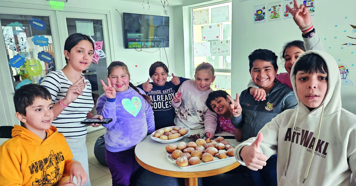 Die Kinder in der Caritas Kindertagesstätte in Periam, Rumänien freuen sich nach einem schweren Start ins Leben über Essen, Lernhilfe und in diesem Fall gute Krapfen. © Caritas Die Kinder in der Caritas Kindertagesstätte in Periam, Rumänien freuen sich nach einem schweren Start ins Leben über Essen, Lernhilfe und in diesem Fall gute Krapfen.