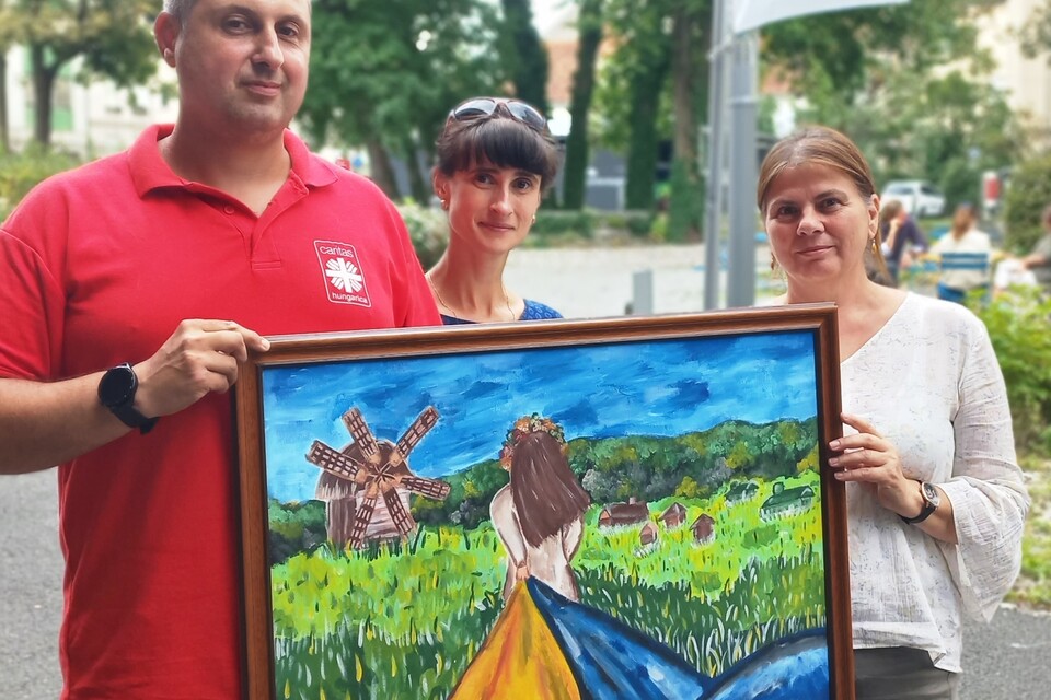 Als Dank für die Hilfe nach der Flucht aus der Ukraine schenkt ein Teenager der Caritas ein selbstgemaltes Bild